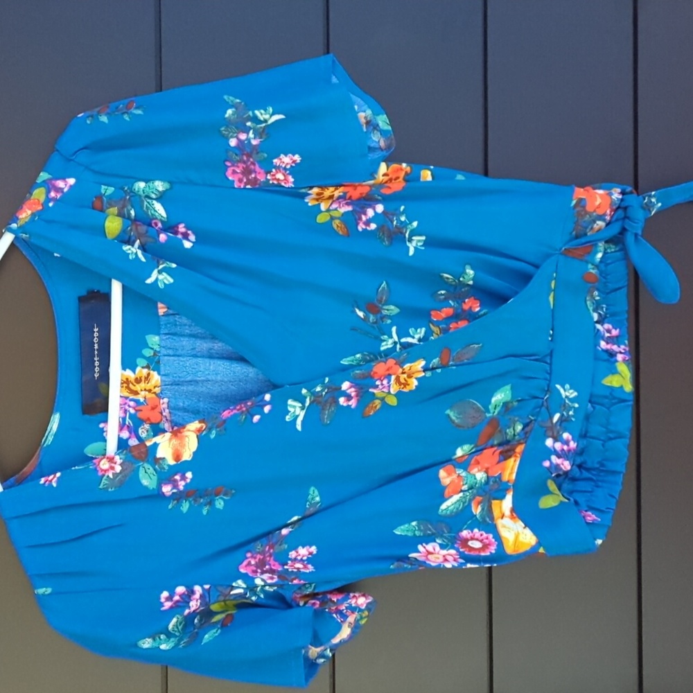 Floral top (S) with front snap closure and side tie.